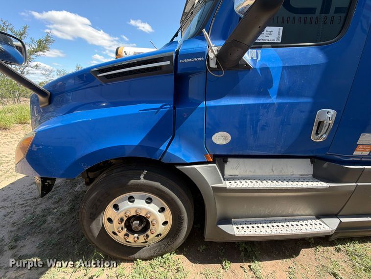 image for item ED5287 2019 Freightliner Cascadia semi truck