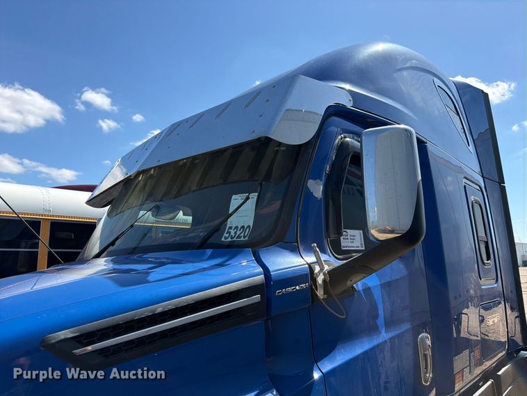 image for item ED5287 2019 Freightliner Cascadia semi truck