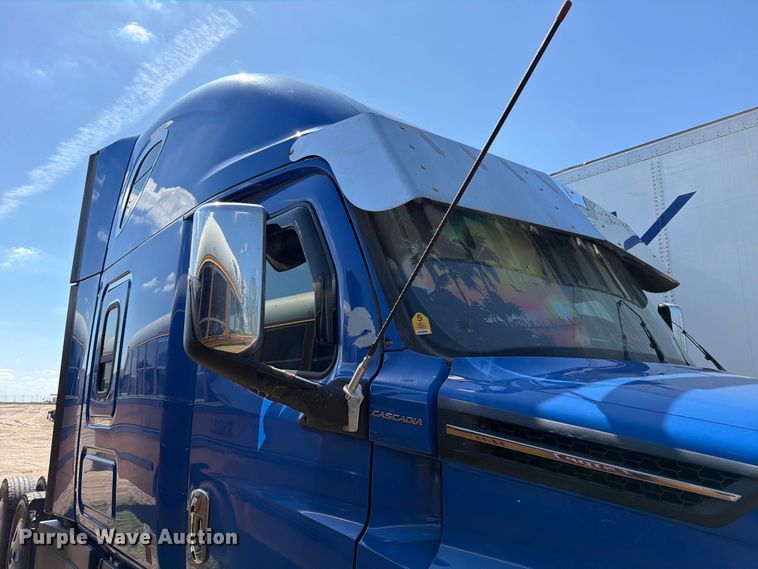 image for item ED5287 2019 Freightliner Cascadia semi truck