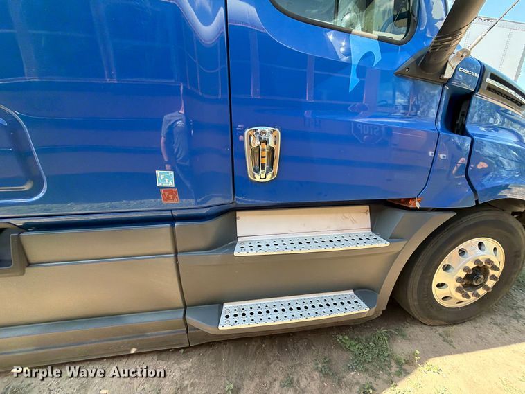 image for item ED5287 2019 Freightliner Cascadia semi truck
