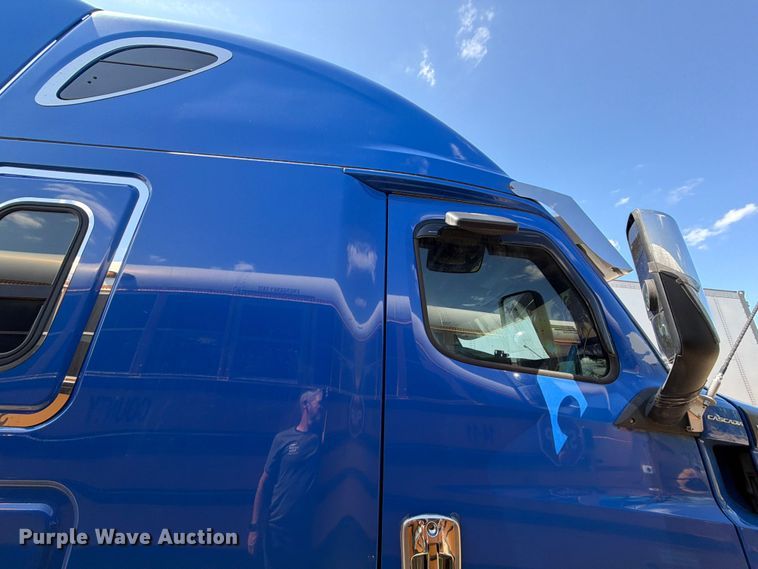 image for item ED5287 2019 Freightliner Cascadia semi truck