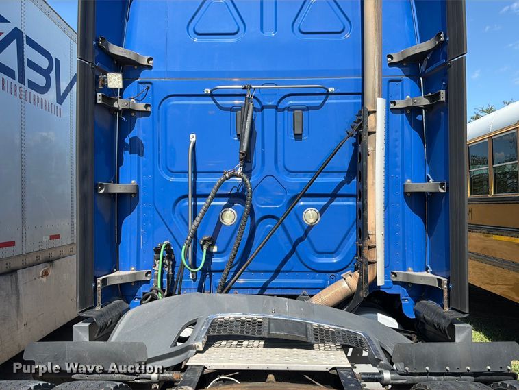 image for item ED5287 2019 Freightliner Cascadia semi truck