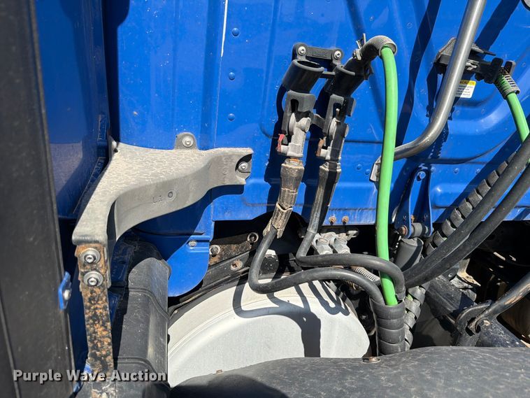 image for item ED5287 2019 Freightliner Cascadia semi truck