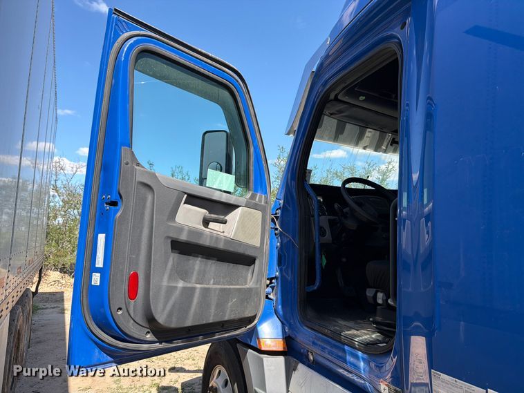 image for item ED5287 2019 Freightliner Cascadia semi truck