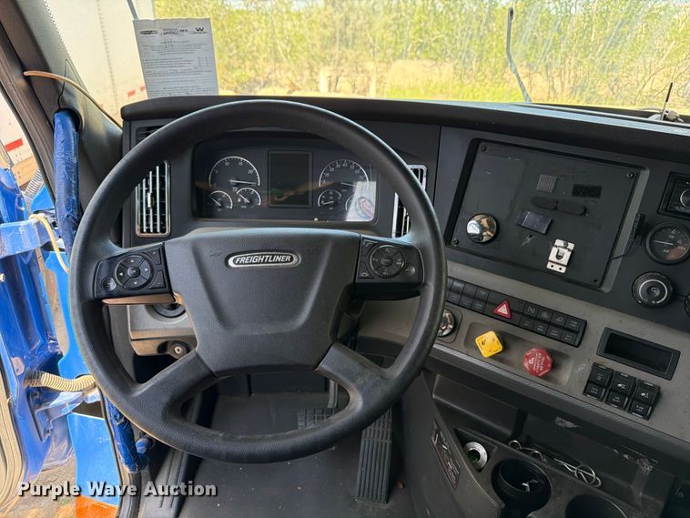 image for item ED5287 2019 Freightliner Cascadia semi truck