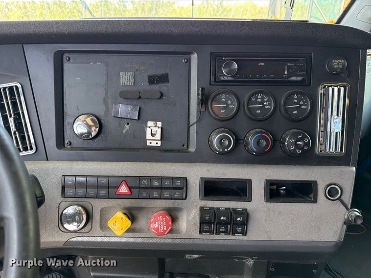image for item ED5287 2019 Freightliner Cascadia semi truck