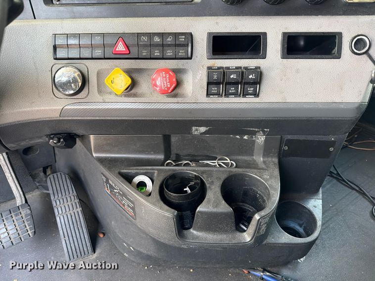 image for item ED5287 2019 Freightliner Cascadia semi truck