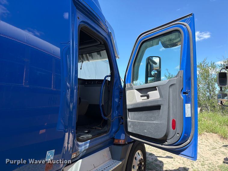 image for item ED5287 2019 Freightliner Cascadia semi truck