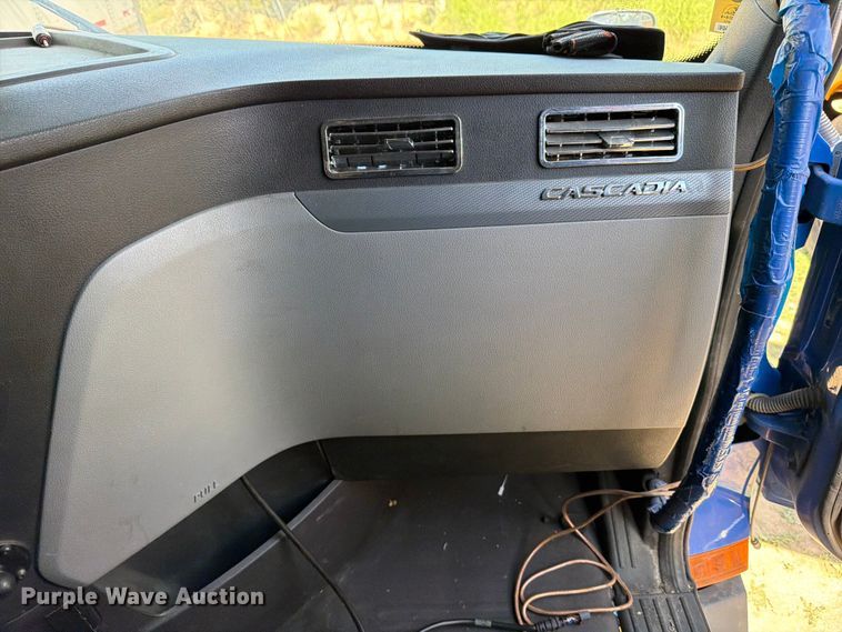 image for item ED5287 2019 Freightliner Cascadia semi truck