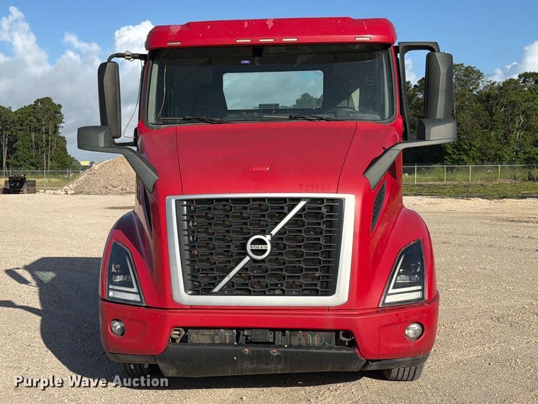image for item ED5317 2019 Volvo VNR semi truck