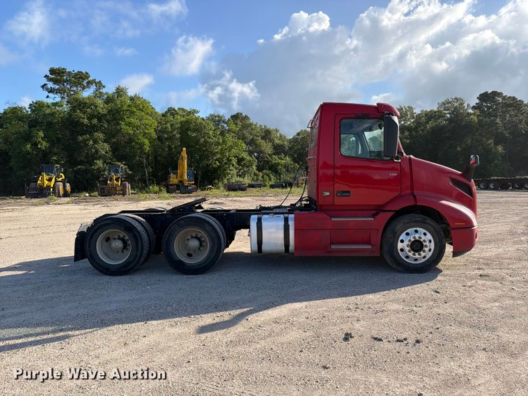 image for item ED5317 2019 Volvo VNR semi truck