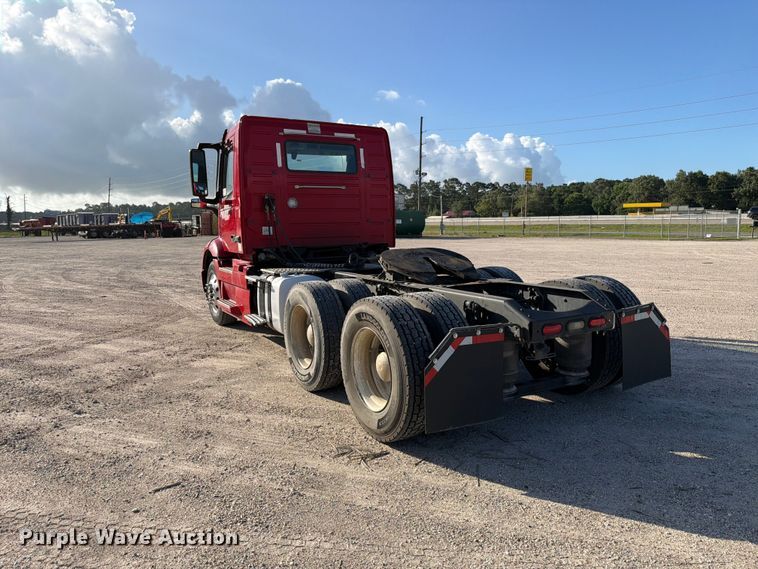 image for item ED5317 2019 Volvo VNR semi truck