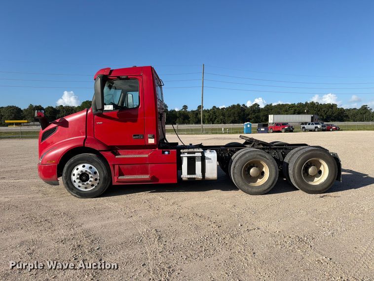image for item ED5317 2019 Volvo VNR semi truck