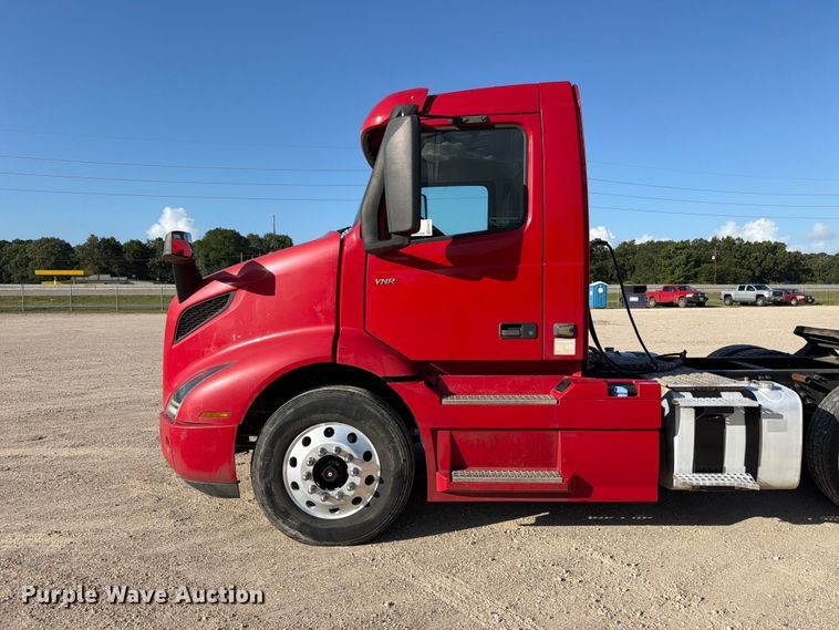 image for item ED5317 2019 Volvo VNR semi truck
