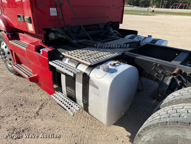 image for item ED5317 2019 Volvo VNR semi truck