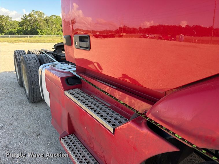 image for item ED5317 2019 Volvo VNR semi truck