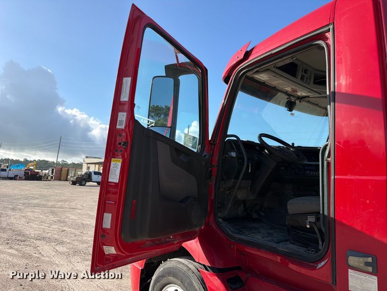 image for item ED5317 2019 Volvo VNR semi truck