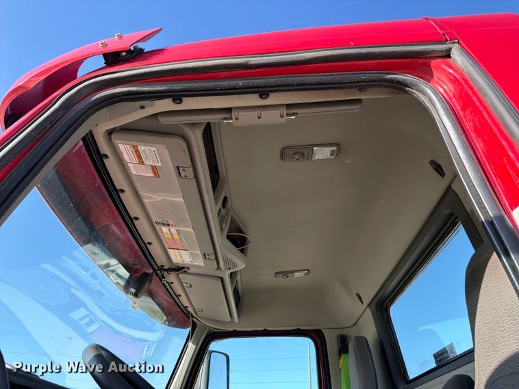 image for item ED5317 2019 Volvo VNR semi truck