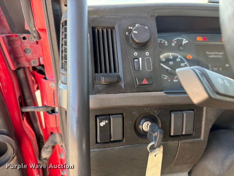 image for item ED5317 2019 Volvo VNR semi truck
