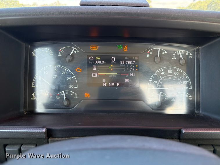 image for item ED5317 2019 Volvo VNR semi truck