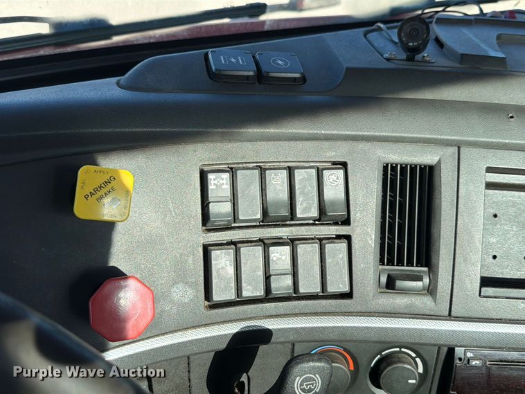image for item ED5317 2019 Volvo VNR semi truck