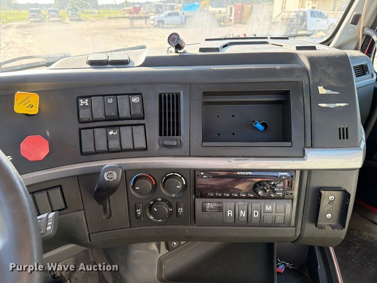 image for item ED5317 2019 Volvo VNR semi truck