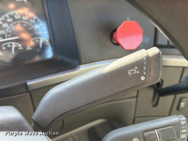 image for item ED5317 2019 Volvo VNR semi truck