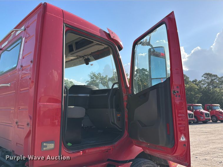 image for item ED5317 2019 Volvo VNR semi truck