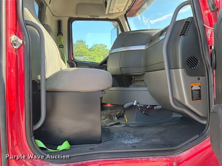 image for item ED5317 2019 Volvo VNR semi truck