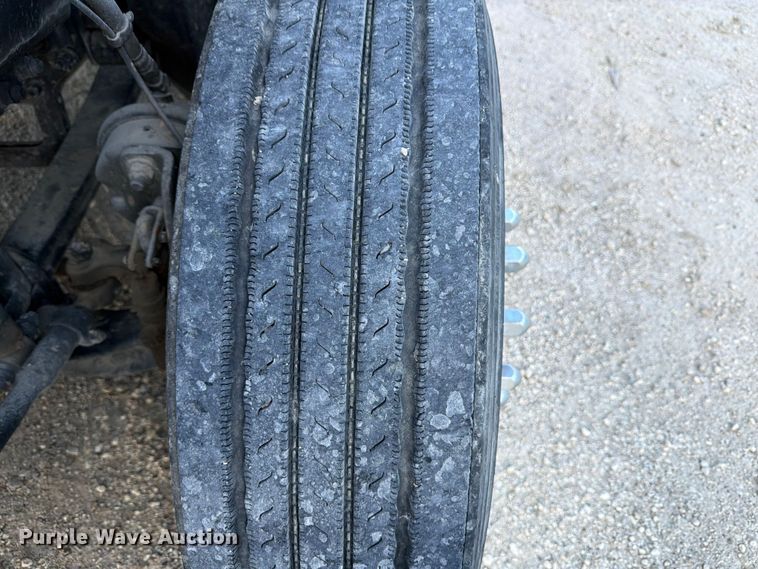 image for item ED5317 2019 Volvo VNR semi truck