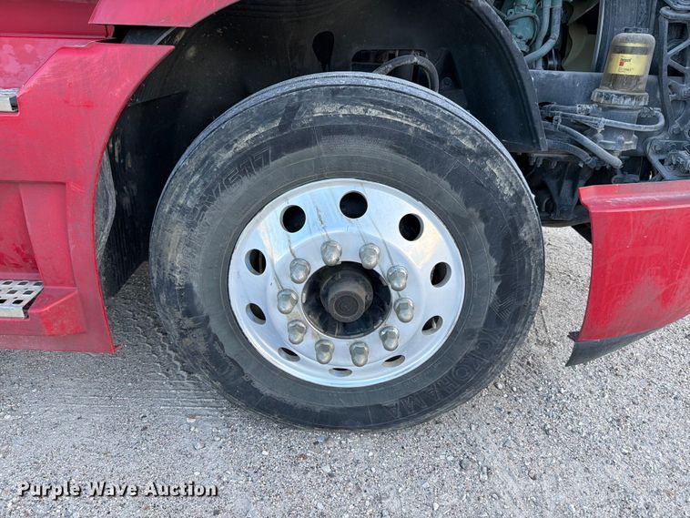 image for item ED5317 2019 Volvo VNR semi truck
