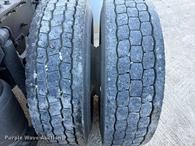 image for item ED5317 2019 Volvo VNR semi truck