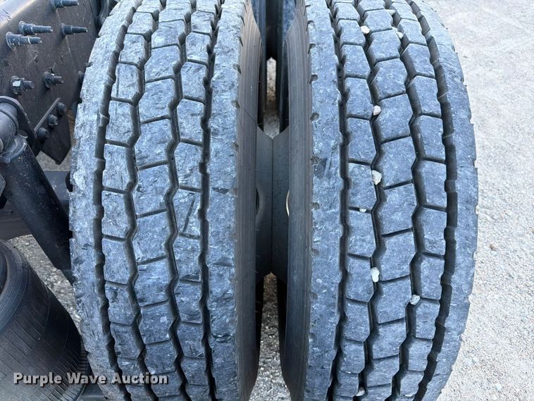 image for item ED5317 2019 Volvo VNR semi truck