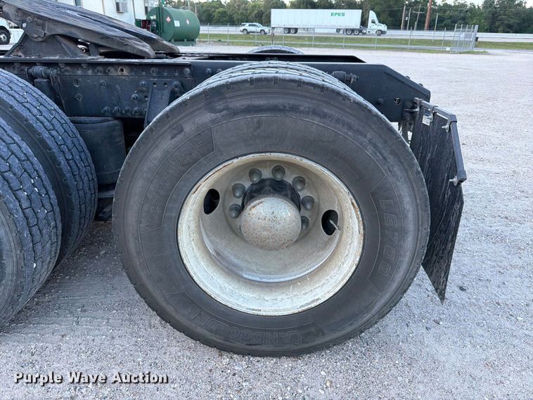 image for item ED5317 2019 Volvo VNR semi truck