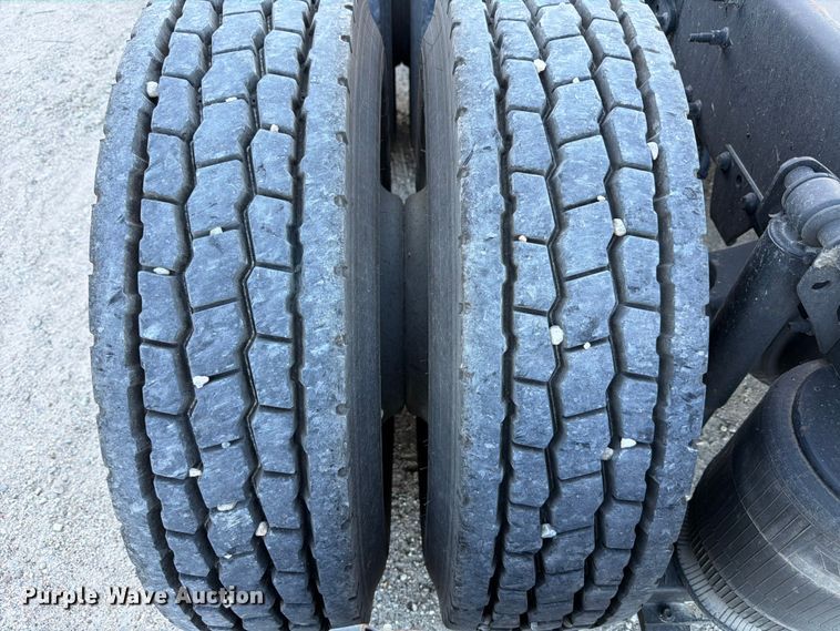 image for item ED5317 2019 Volvo VNR semi truck