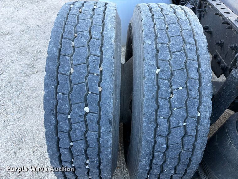 image for item ED5317 2019 Volvo VNR semi truck
