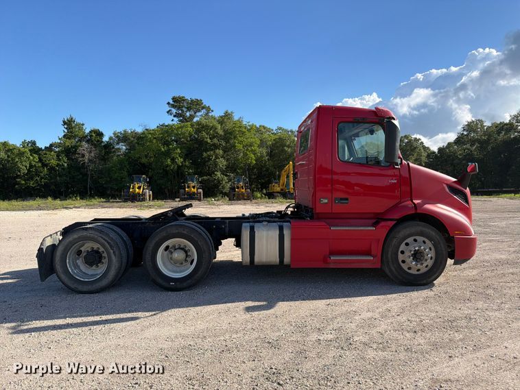 image for item ED5318 2019 Volvo VNR semi truck