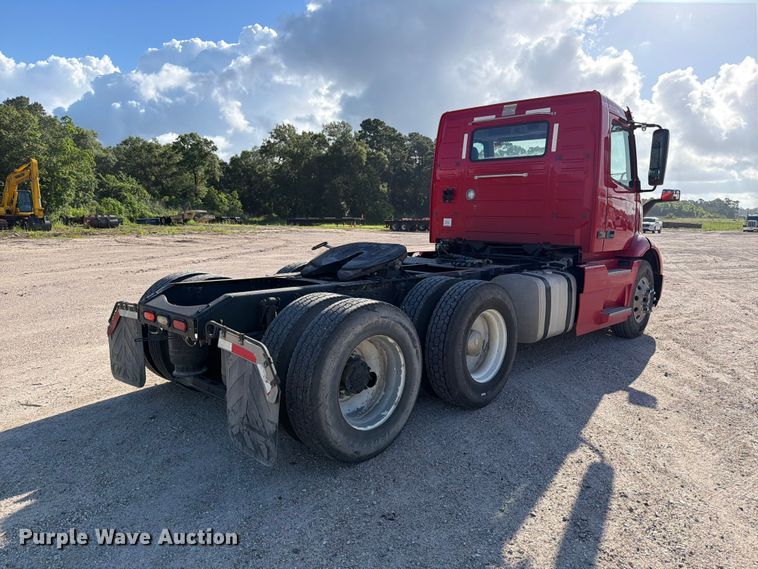 image for item ED5318 2019 Volvo VNR semi truck