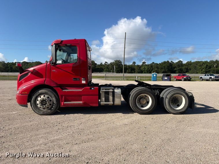 image for item ED5318 2019 Volvo VNR semi truck