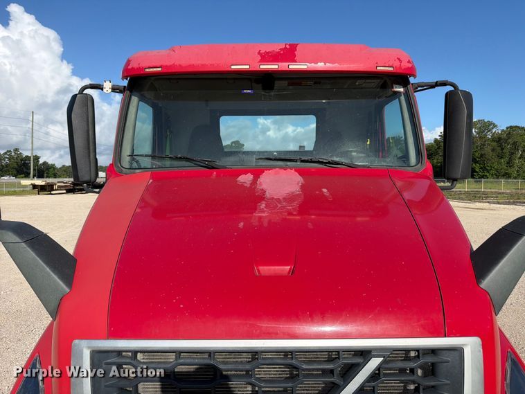 image for item ED5318 2019 Volvo VNR semi truck