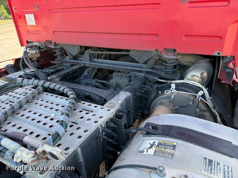 image for item ED5318 2019 Volvo VNR semi truck