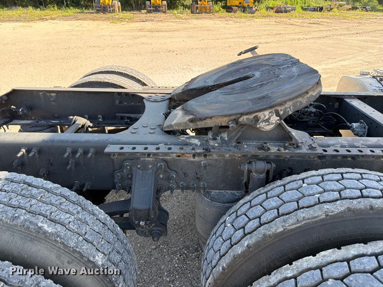image for item ED5318 2019 Volvo VNR semi truck