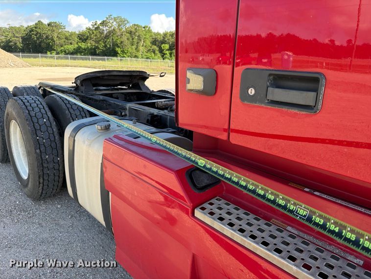image for item ED5318 2019 Volvo VNR semi truck