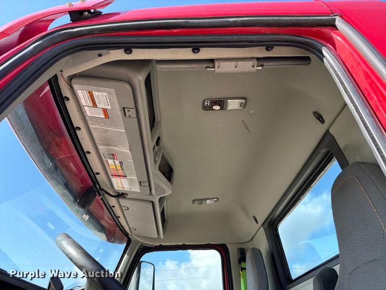 image for item ED5318 2019 Volvo VNR semi truck