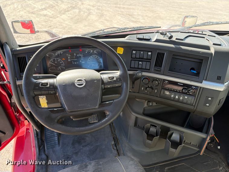 image for item ED5318 2019 Volvo VNR semi truck