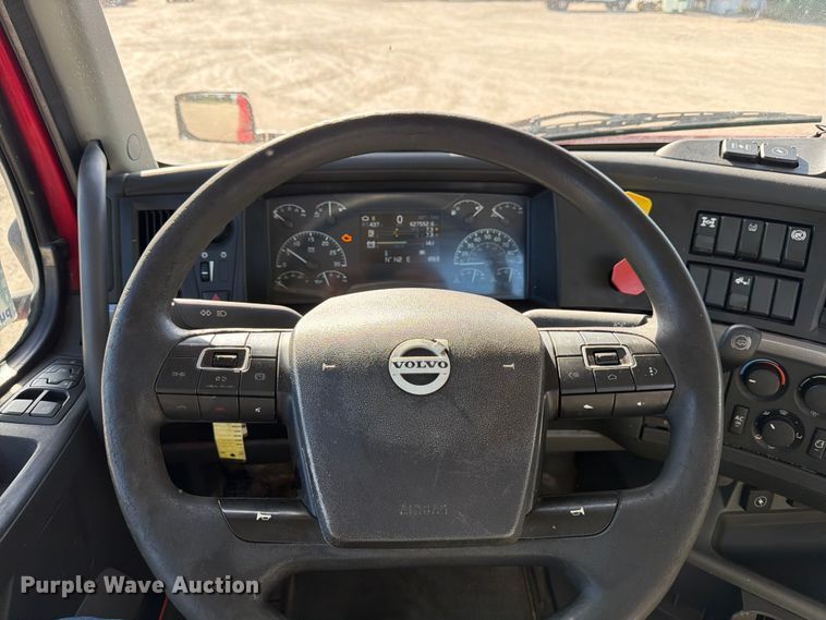 image for item ED5318 2019 Volvo VNR semi truck