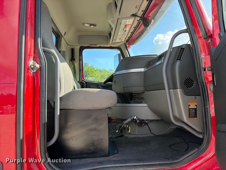 image for item ED5318 2019 Volvo VNR semi truck
