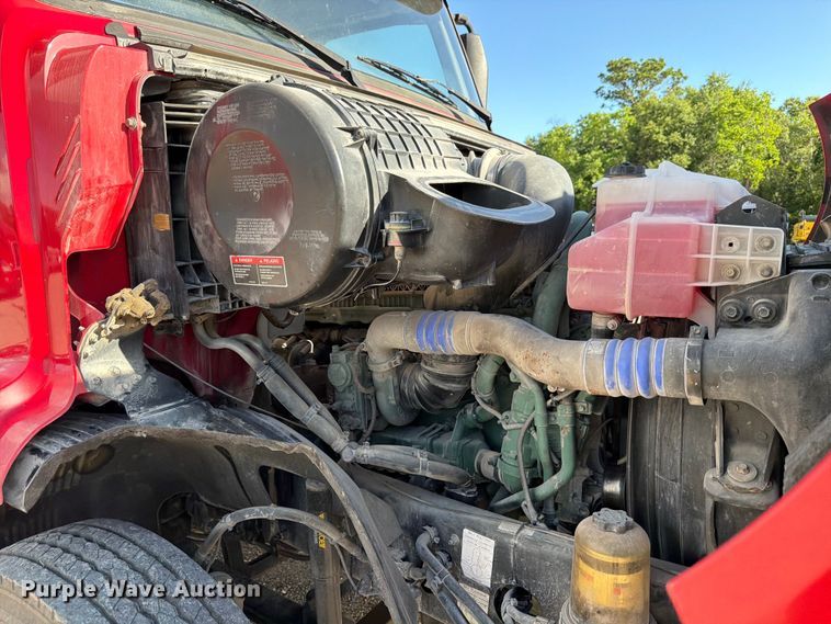 image for item ED5318 2019 Volvo VNR semi truck
