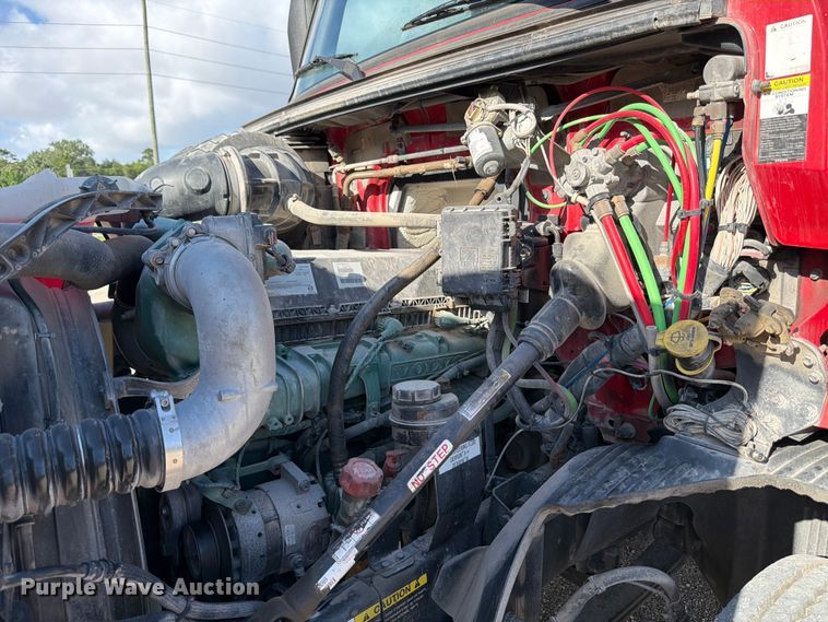 image for item ED5318 2019 Volvo VNR semi truck