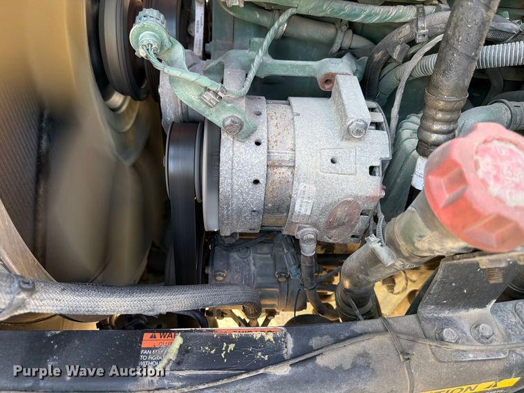 image for item ED5318 2019 Volvo VNR semi truck